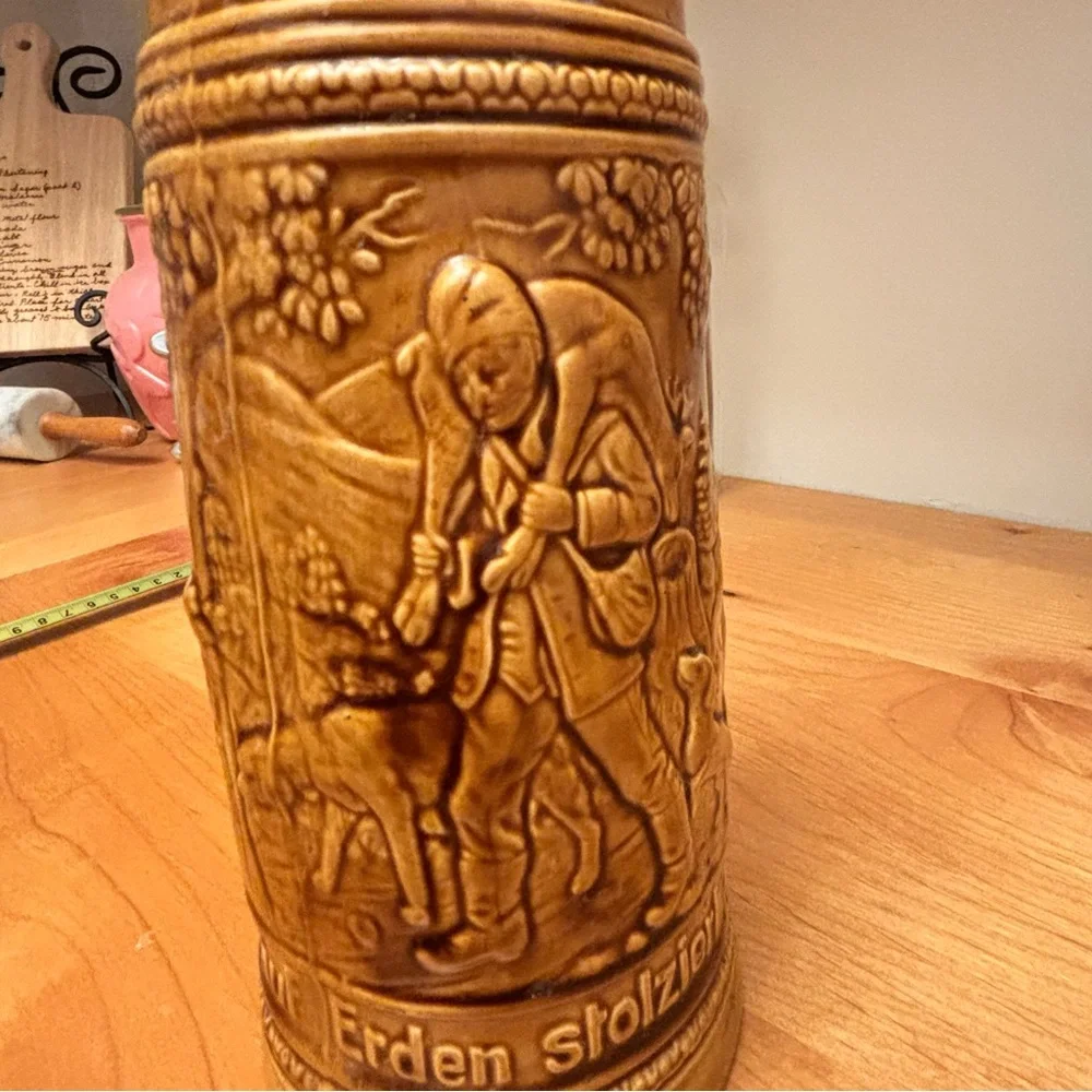 German-style Ceramic Beer Stein Es Lebe was auF Erden stolziert in grüner Prachh